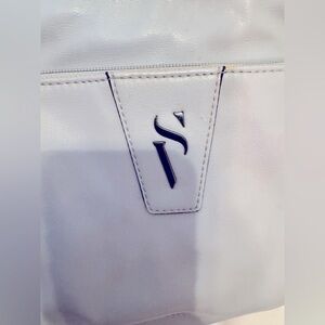 Women’s light gray and silver Simply Vera Vera Wang leather shoulder bag
